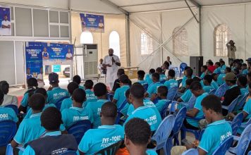 Camp de vacances IYF : Olufade Adekanmi transmet son expérience aux jeunes footballeurs venus de tout le Togo